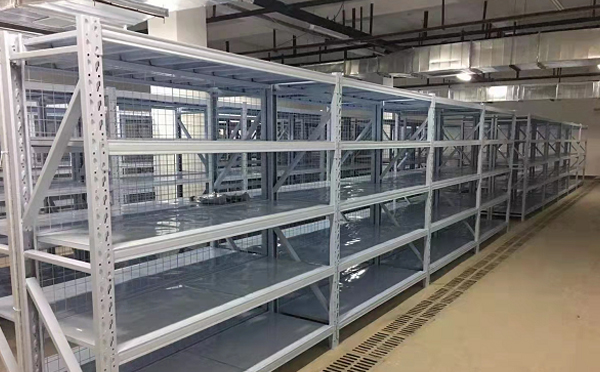 定西铸件仓提速：条码+窄通道方案实测——兼论仓储货架层载设计